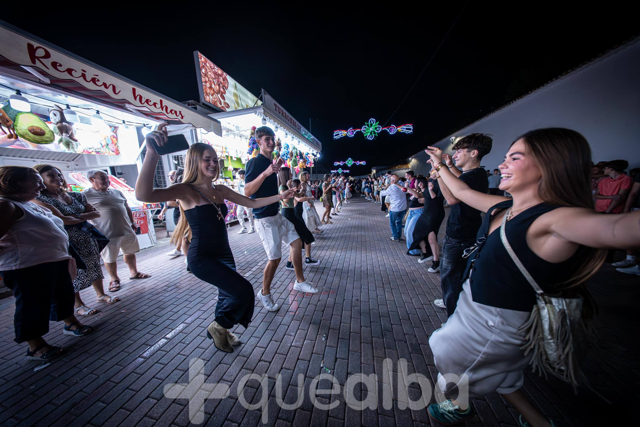 Baile multitudinario de manchegas en el recinto ferial de Albacete en la Feria 2025