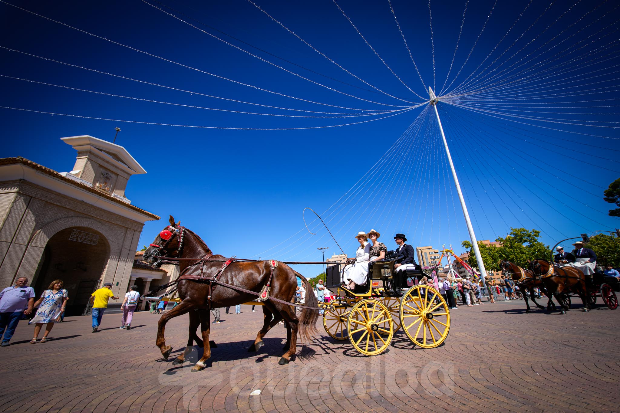 Cabalgata ecuestre de caballos y carrozas por la ciudad de Albacete en la Feria 2025