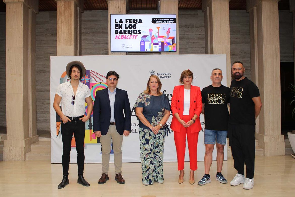 PRESENTACION FERIA EN LOS BARRIOS La concejala de Cultura, Elena Serrallé, ha presentado la programación de La Feria en los Barrios 2025