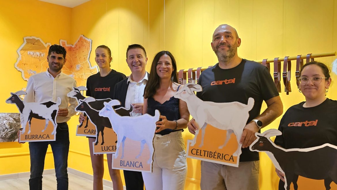 Visita a los preparativos del stand provincial en la Feria de Albacete Cabañero, González y Ruiz visitan el stand de la Diputación en la Feria de Albacete