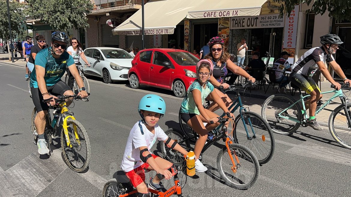 paseo en bicicleta en bici por la ciudad de Albacete en la Semana de la Movilidad 2025