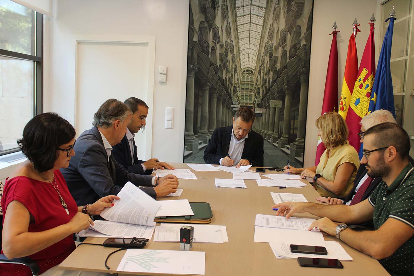 El alcalde Manuel Serrano ha suscrito con el director general de Globalcaja, Pedro Palacios, una operación de crédito a largo plazo por importe de 20.074.614,39 euros para financiar inversiones del Presupuesto municipal.