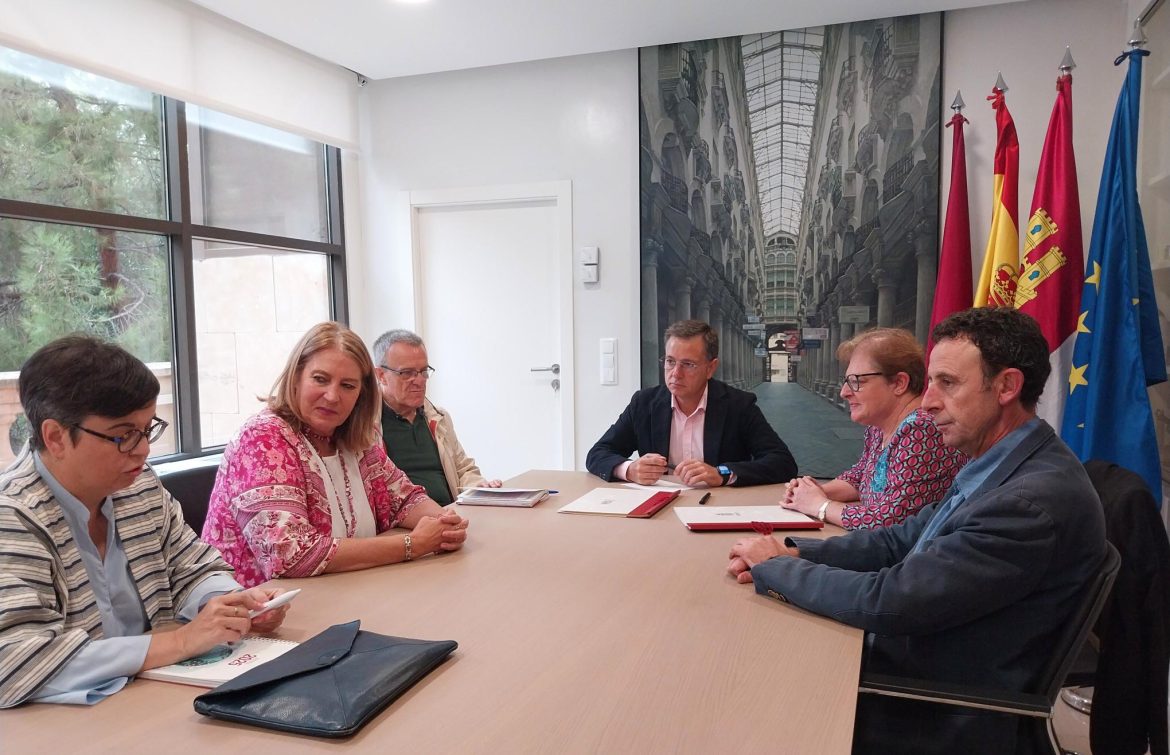 El alcalde Manuel Serrano y la directora de Cáritas-Albacete, Rosa García Fernández de Sevilla, han firmado un nuevo convenio de colaboración por medio de cual el Ayuntamiento aporta 110.000 euros a la labor de la entidad.