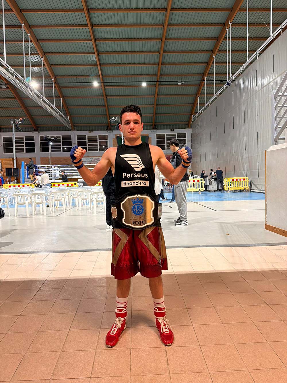 El boxeador del Fight Club Albacete, Alejandro Muñoz venció el pasado viernes en Valencia y se trajo el cinturón de campeón BAC del peso superligero.