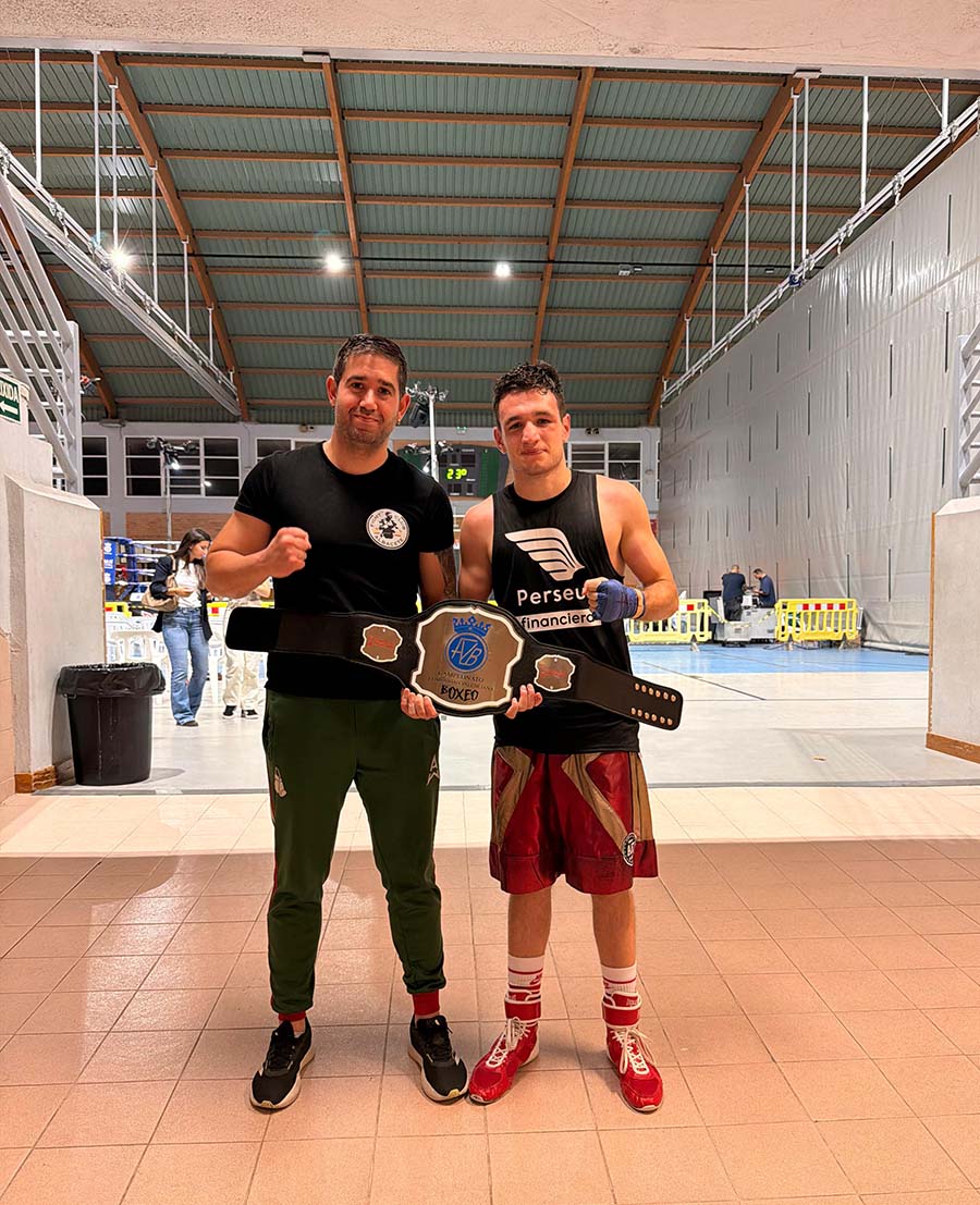 El boxeador del Fight Club Albacete, Alejandro Muñoz venció el pasado viernes en Valencia y se trajo el cinturón de campeón BAC del peso superligero.