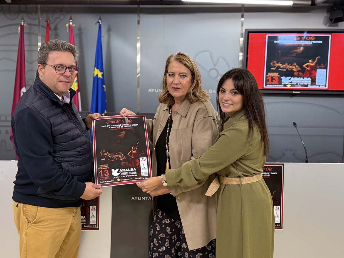 IMG_8987 La concejala de Asuntos Sociales, Llanos Navarro, ha presentado en rueda de prensa la gala de música y danza solidaria a beneficio de la Asociación Aralba de Alcohólicos Rehabilitados, otras sustancias y sus familiares. La edil estaba acompañada del presidente y la psicóloga de la asociación, Pedro Munera y Laura Amores.