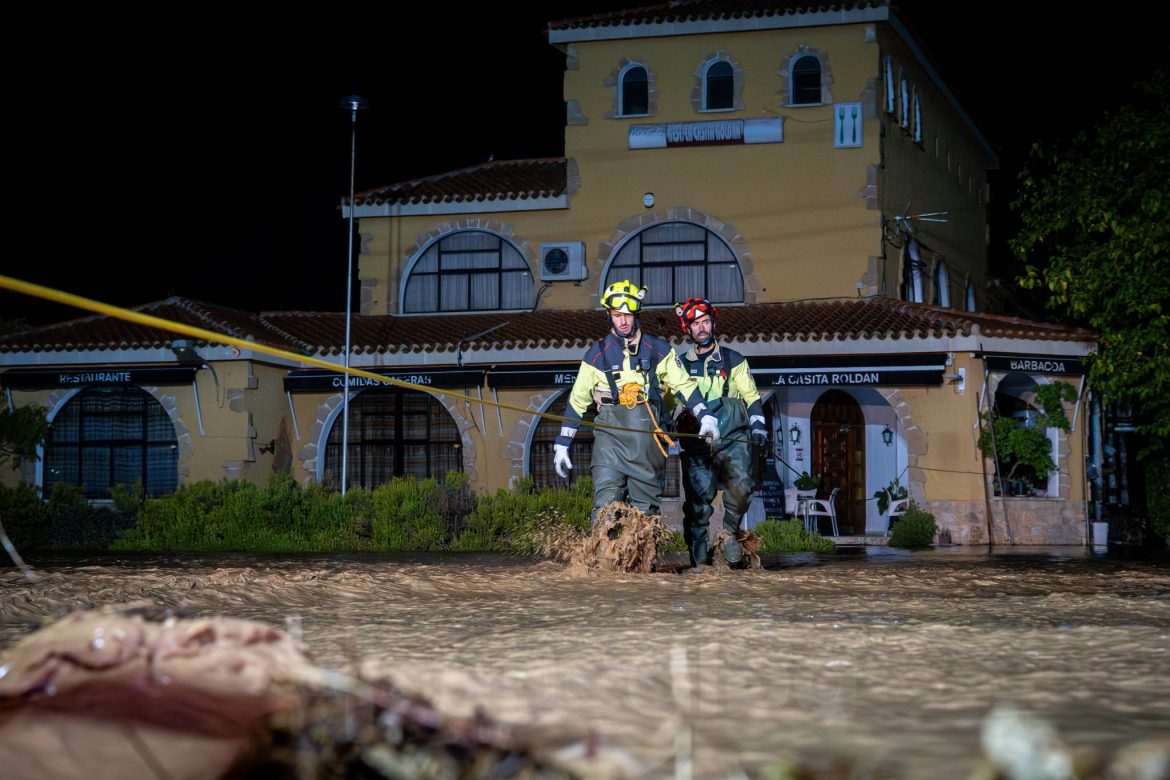 bomberos y policía trabajan en la entrada a Albacete por la carretera de Valencia, tras la tromba de agua en Chinchilla de Montearagón, que ha vuelto a provocar inundaciones en este acceso a la ciudad por La Casita.