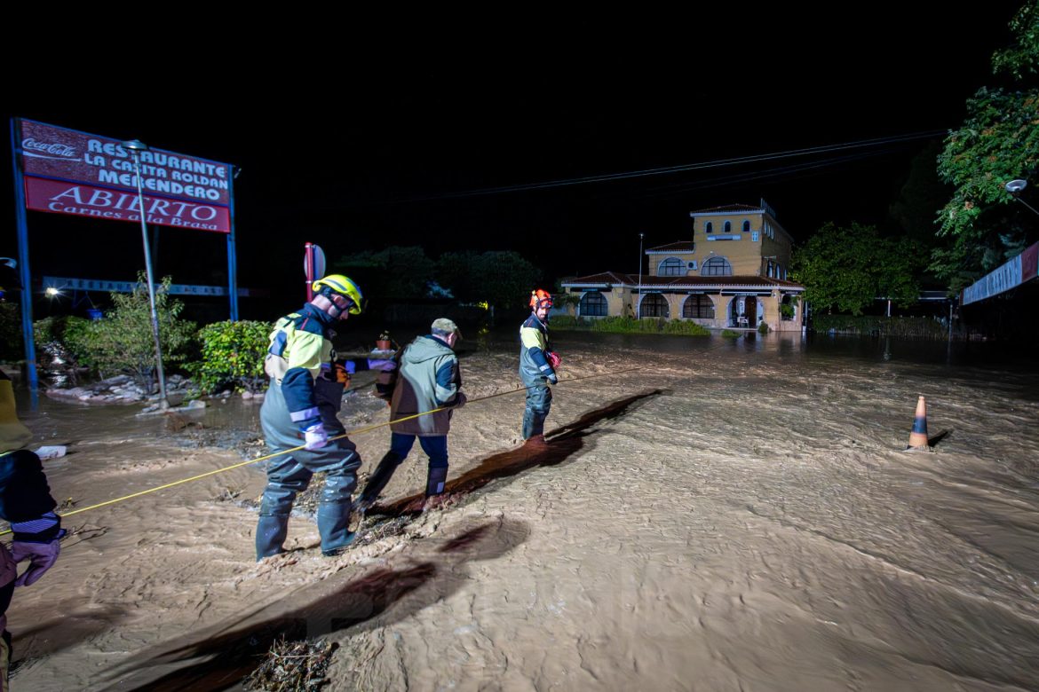 bomberos y policía trabajan en la entrada a Albacete por la carretera de Valencia, tras la tromba de agua en Chinchilla de Montearagón, que ha vuelto a provocar inundaciones en este acceso a la ciudad por La Casita.
