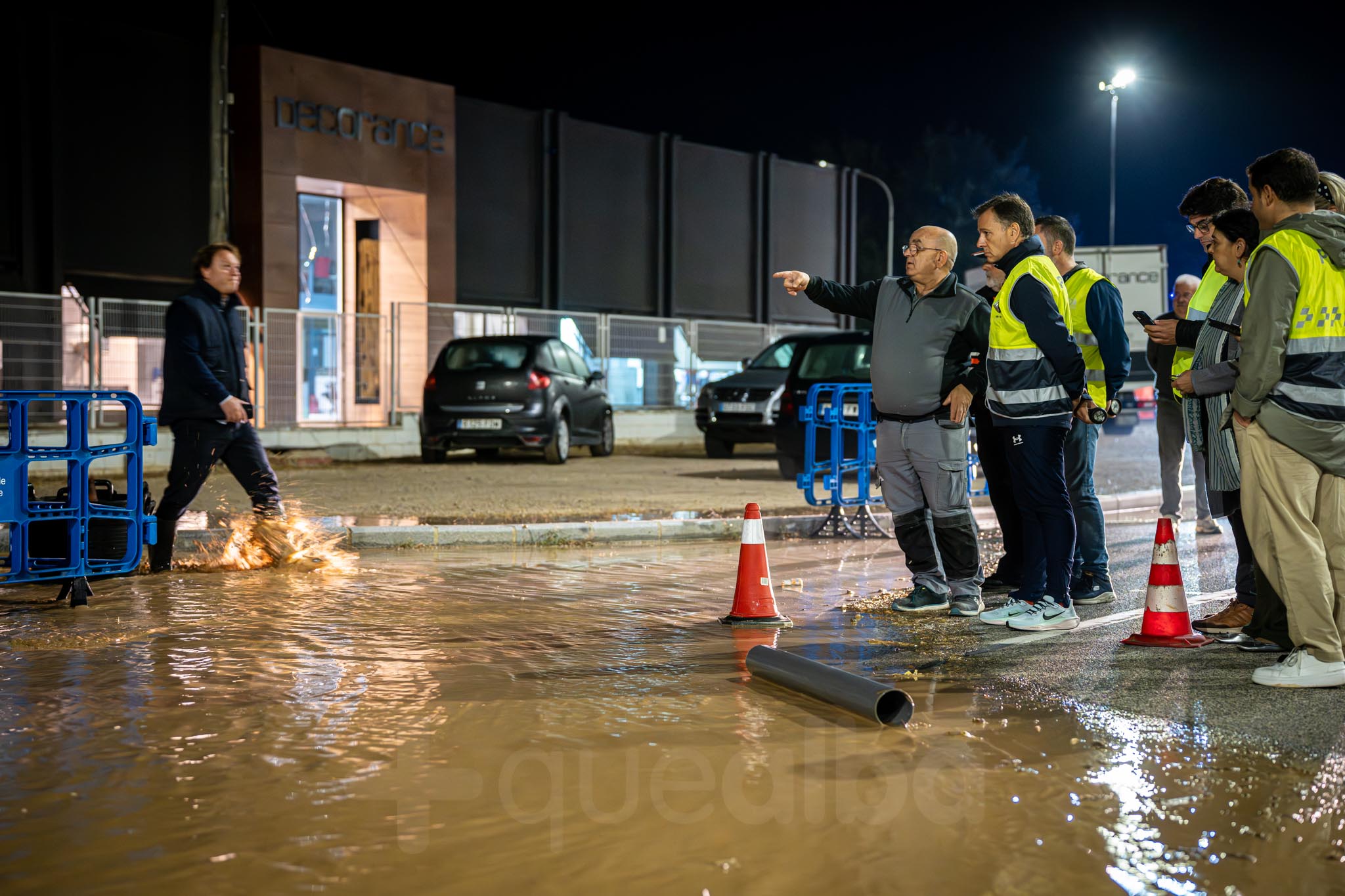 bomberos y policía trabajan en la entrada a Albacete por la carretera de Valencia, tras la tromba de agua en Chinchilla de Montearagón, que ha vuelto a provocar inundaciones en este acceso a la ciudad por La Casita.