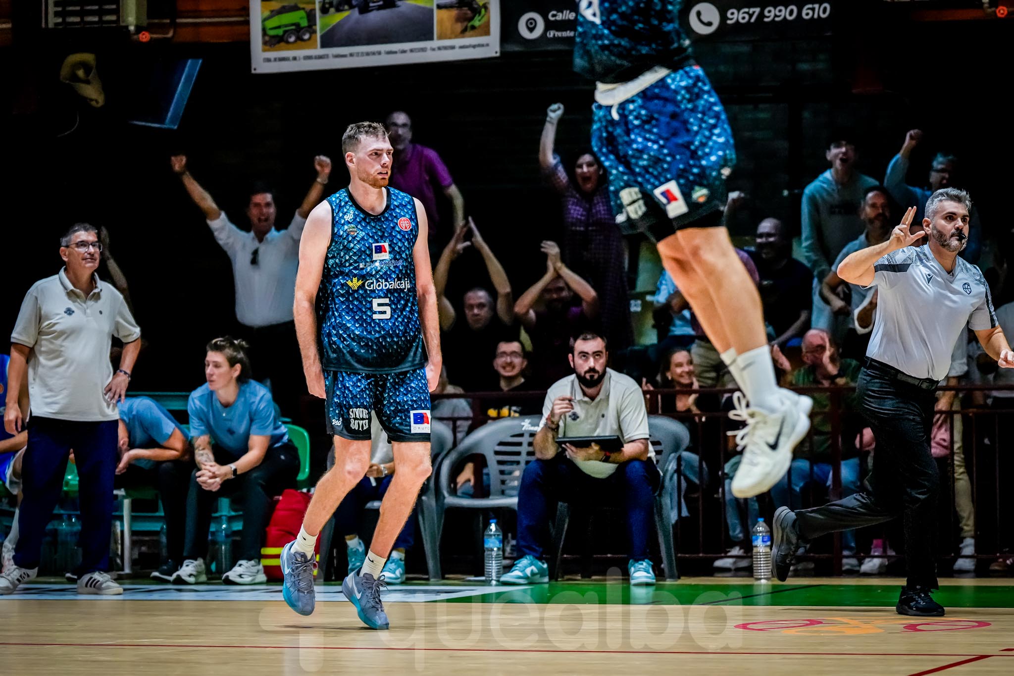 Partido de baloncesto entre el Albacete Basket-Ibiza de LEB Plata en el pabellón del parque