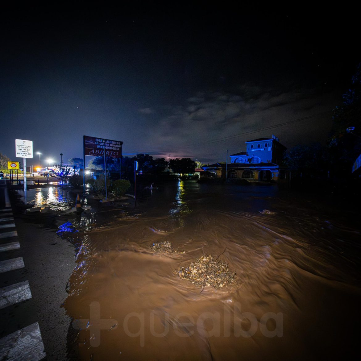 bomberos y policía trabajan en la entrada a Albacete por la carretera de Valencia, tras la tromba de agua en Chinchilla de Montearagón, que ha vuelto a provocar inundaciones en este acceso a la ciudad por La Casita.