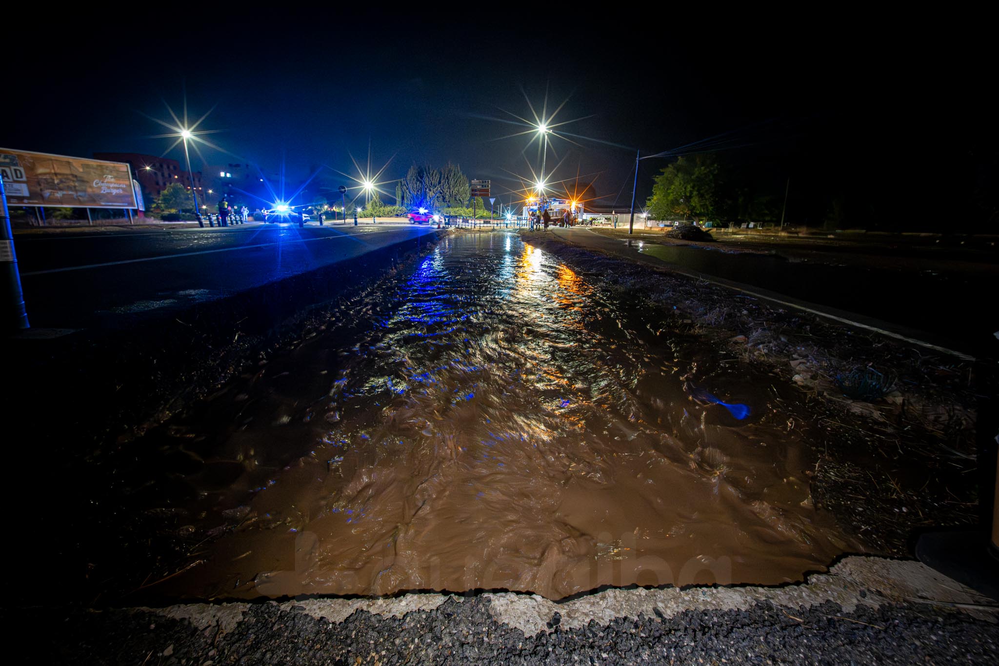 bomberos y policía trabajan en la entrada a Albacete por la carretera de Valencia, tras la tromba de agua en Chinchilla de Montearagón, que ha vuelto a provocar inundaciones en este acceso a la ciudad por La Casita.