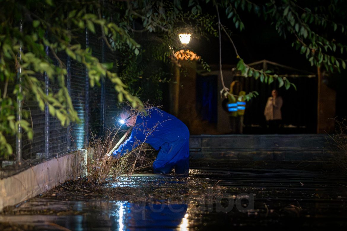 bomberos y policía trabajan en la entrada a Albacete por la carretera de Valencia, tras la tromba de agua en Chinchilla de Montearagón, que ha vuelto a provocar inundaciones en este acceso a la ciudad por La Casita.