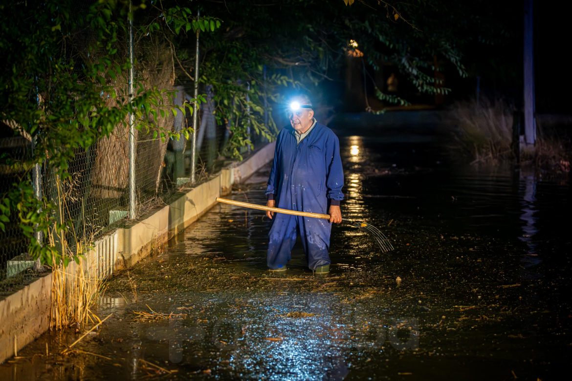bomberos y policía trabajan en la entrada a Albacete por la carretera de Valencia, tras la tromba de agua en Chinchilla de Montearagón, que ha vuelto a provocar inundaciones en este acceso a la ciudad por La Casita.