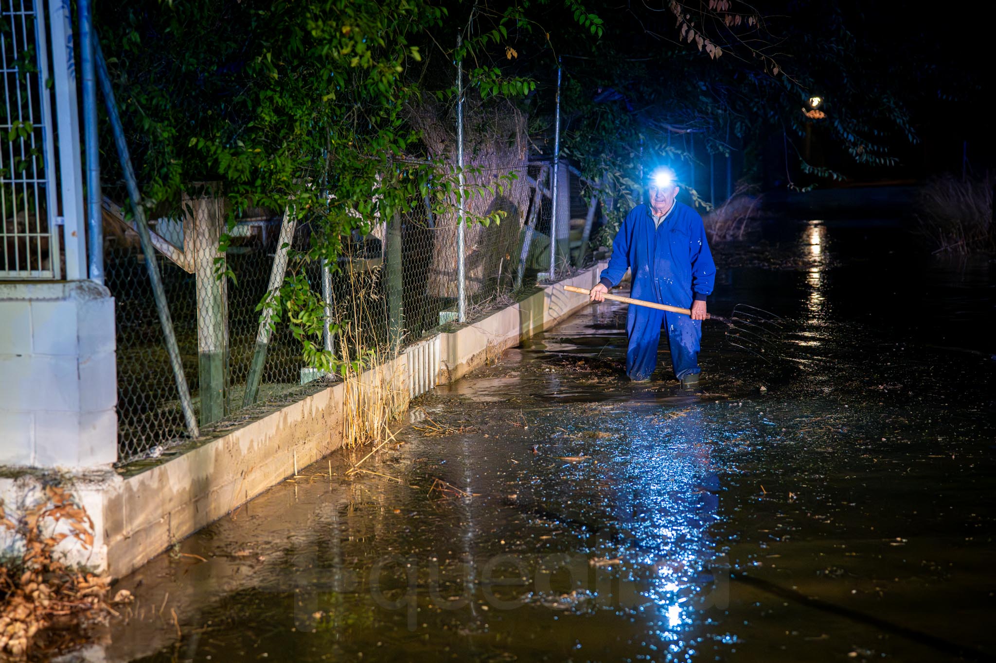 bomberos y policía trabajan en la entrada a Albacete por la carretera de Valencia, tras la tromba de agua en Chinchilla de Montearagón, que ha vuelto a provocar inundaciones en este acceso a la ciudad por La Casita.
