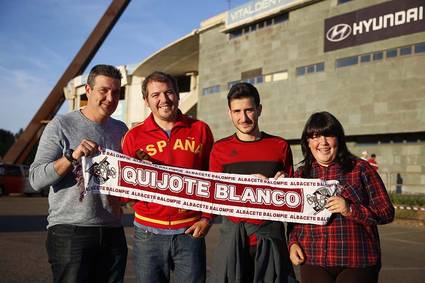 Hermi, ala izquierda de la imagen, en un desplazamiento del Alba junto con su familia.