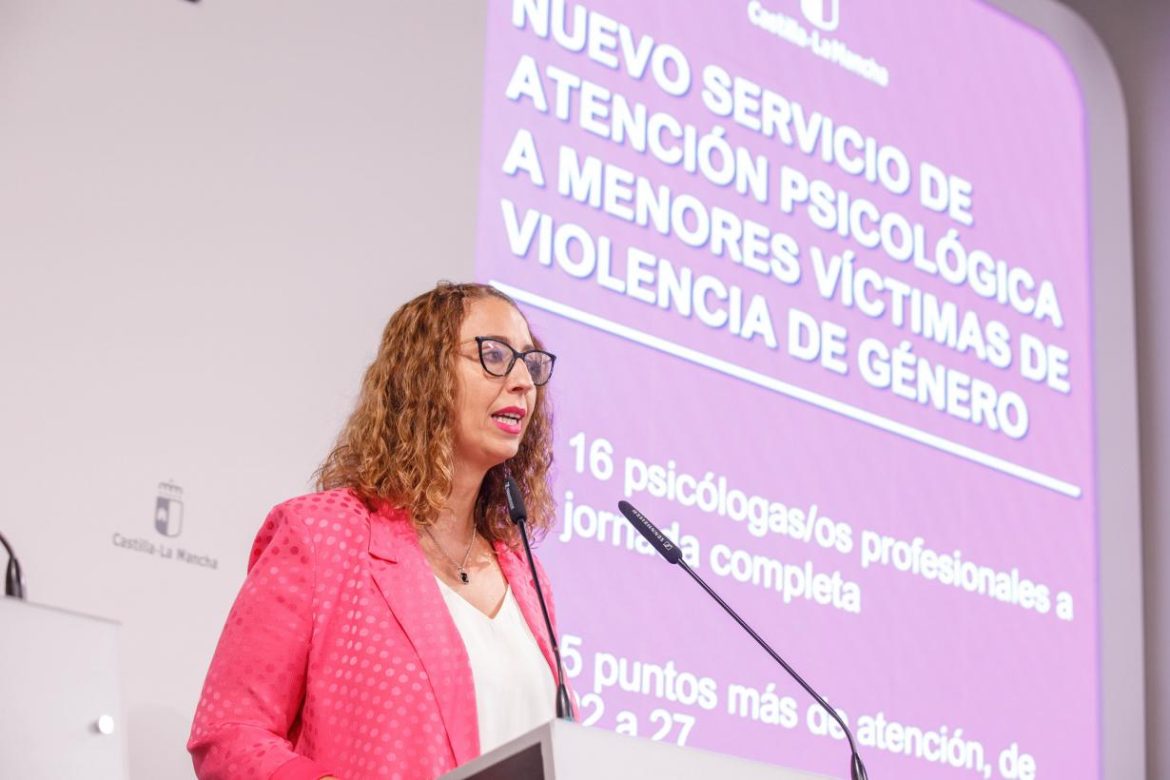 El Gobierno de Castilla-La Mancha renueva su servicio de atención a menores hijas e hijos de víctimas de la violencia de género, para atender un aumento de la demanda, que se ha multiplicado por cuatro en la última década, debido al desarrollo de la Ley para una Sociedad Libre de Violencia de Género, que les reconoce igualmente como víctimas. La consejera de Igualdad, Sara Simón