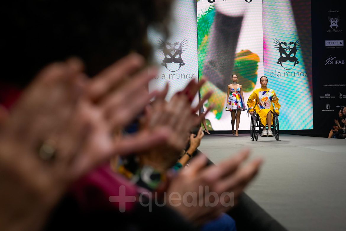 Por primera vez ha desfilado una joven en silla de ruedas, Andrea Pérez Selles, fruto del acuerdo con amiab.