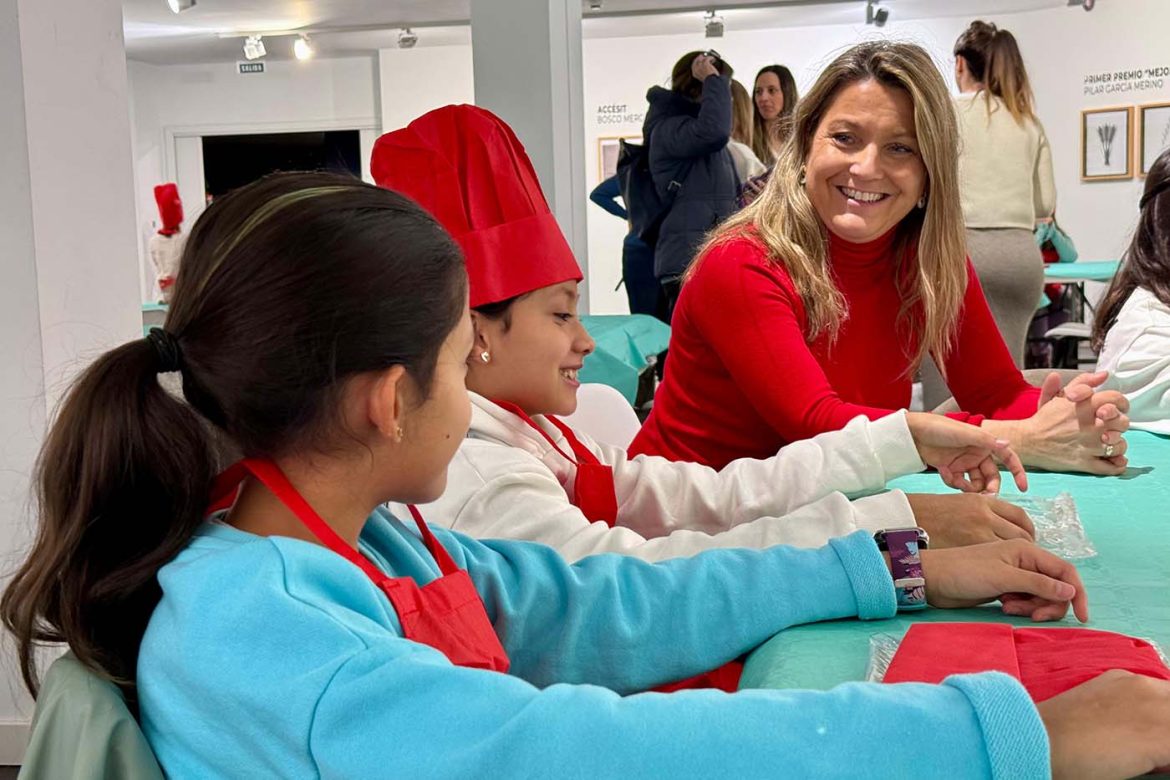 La concejala responsable del Museo de la Cuchillería, Lucrecia Rodríguez de Vera, ha participado en el taller de galletas navideñas impartido por Cristina Ródenas, de la cafetería El Ratico, patrocinado por Arcos.