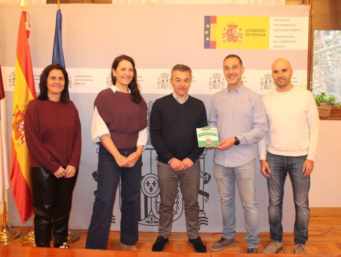 El subdelegado del Gobierno de España en Albacete, Miguel Juan Espinosa, junto con la jefa Provincial de Tráfico, Cruz Hernando ha entregado la distinción de plata por el programa europeo ‘STARS’ al director del colegio Purificación Escribano de La Roda, Miguel Ruiz.