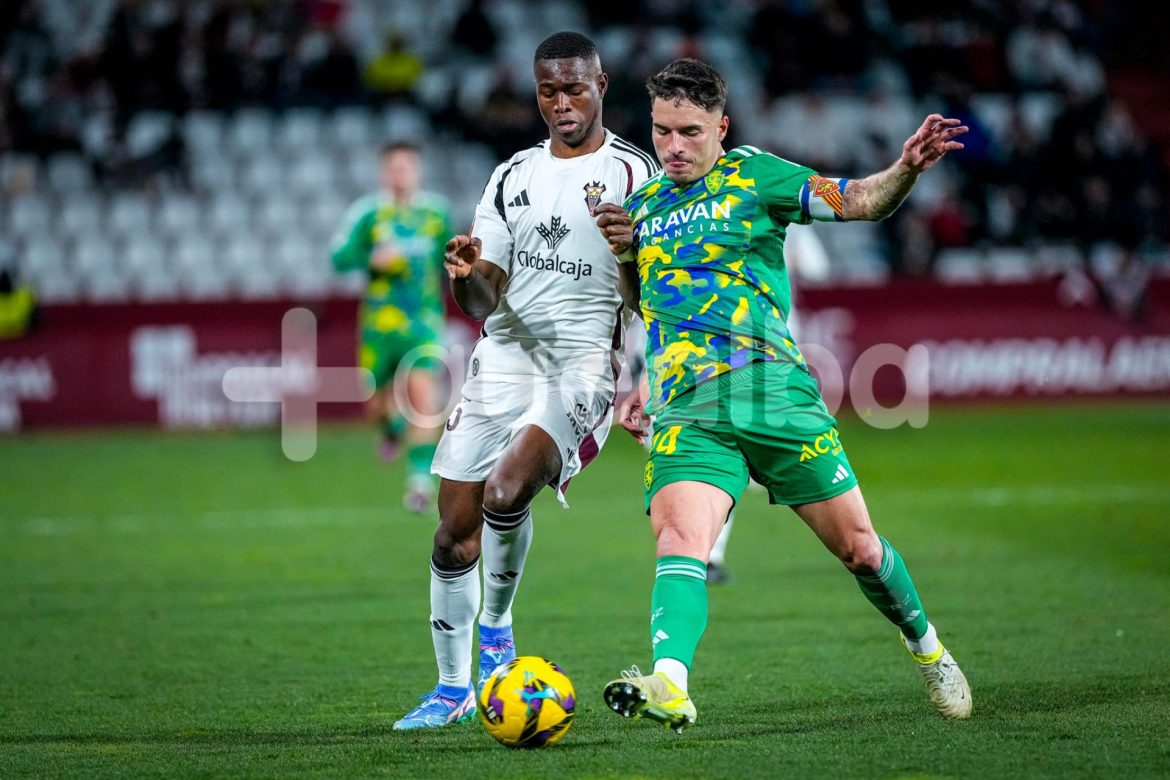 Lluis López fichaje Albacete Balompié jugando contra Kofane en el Zaragoza