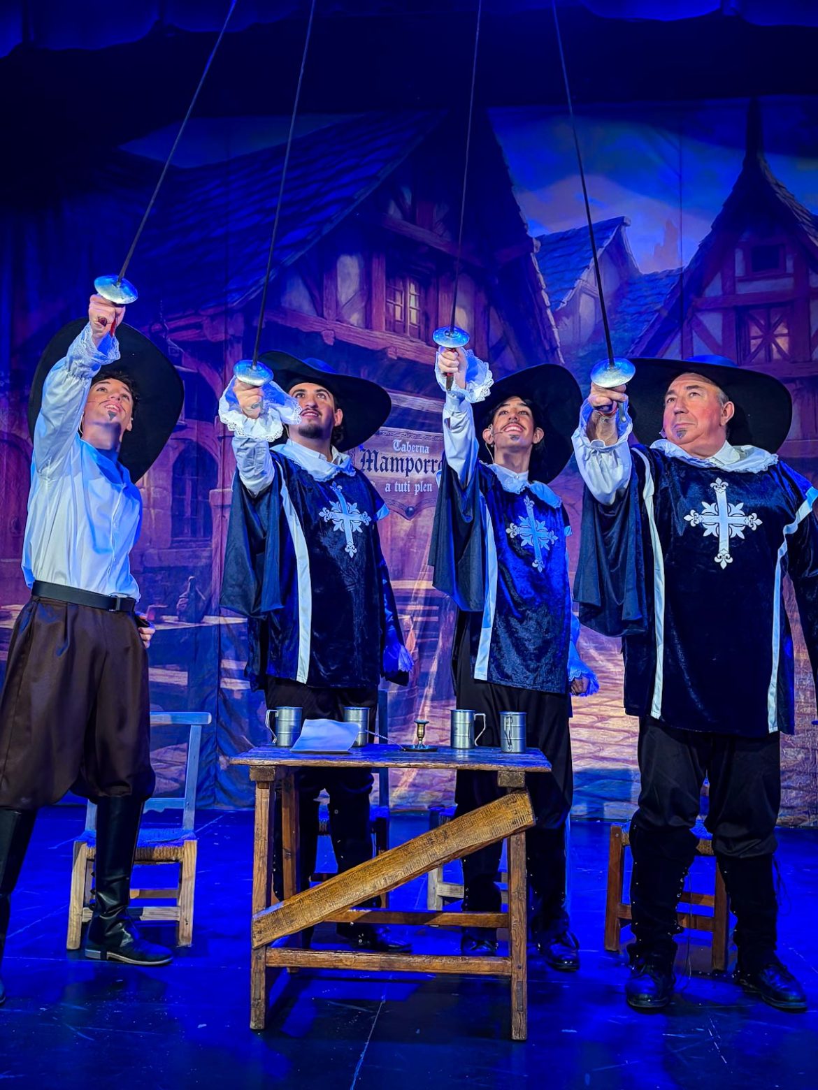 "Las aventuras y desventuras de los avispados Mosqueteros". Los días 13, 14, 15, 20, 21 y 22 de marzo, a las 19:00 y el domingo 15 de marzo, a las 12:00, un pase benéfico a favor de Afanion. En el Colegio San Francisco Coll, Calle García Más, 40