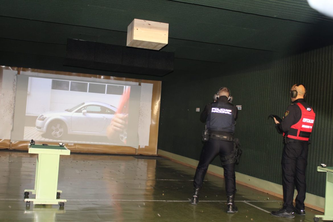 La Comisaría de la Policía Nacional de Albacete estrena galería de tiro virtual