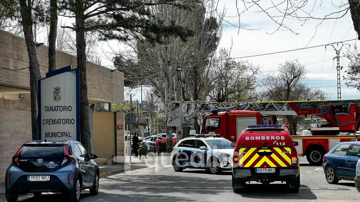 Bomberos y Policía Local de Albacete han tenido que intervenir este Jueves Santo en el Cementerio de la ciudad por los problemas con un árbol.