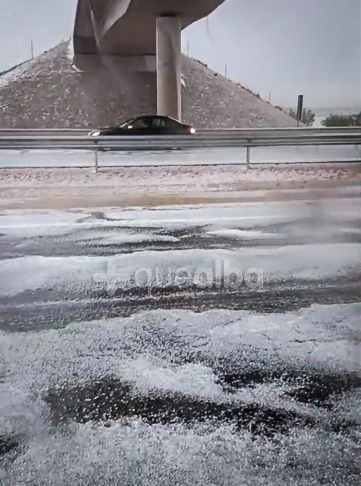Granizo cerca del aeropuerto de Albacete en la autovia a30